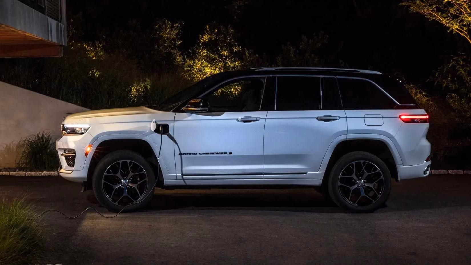 the-jeep-grand-cherokee-4xe-fiasco-when-hybrids-go-haywire-image-0