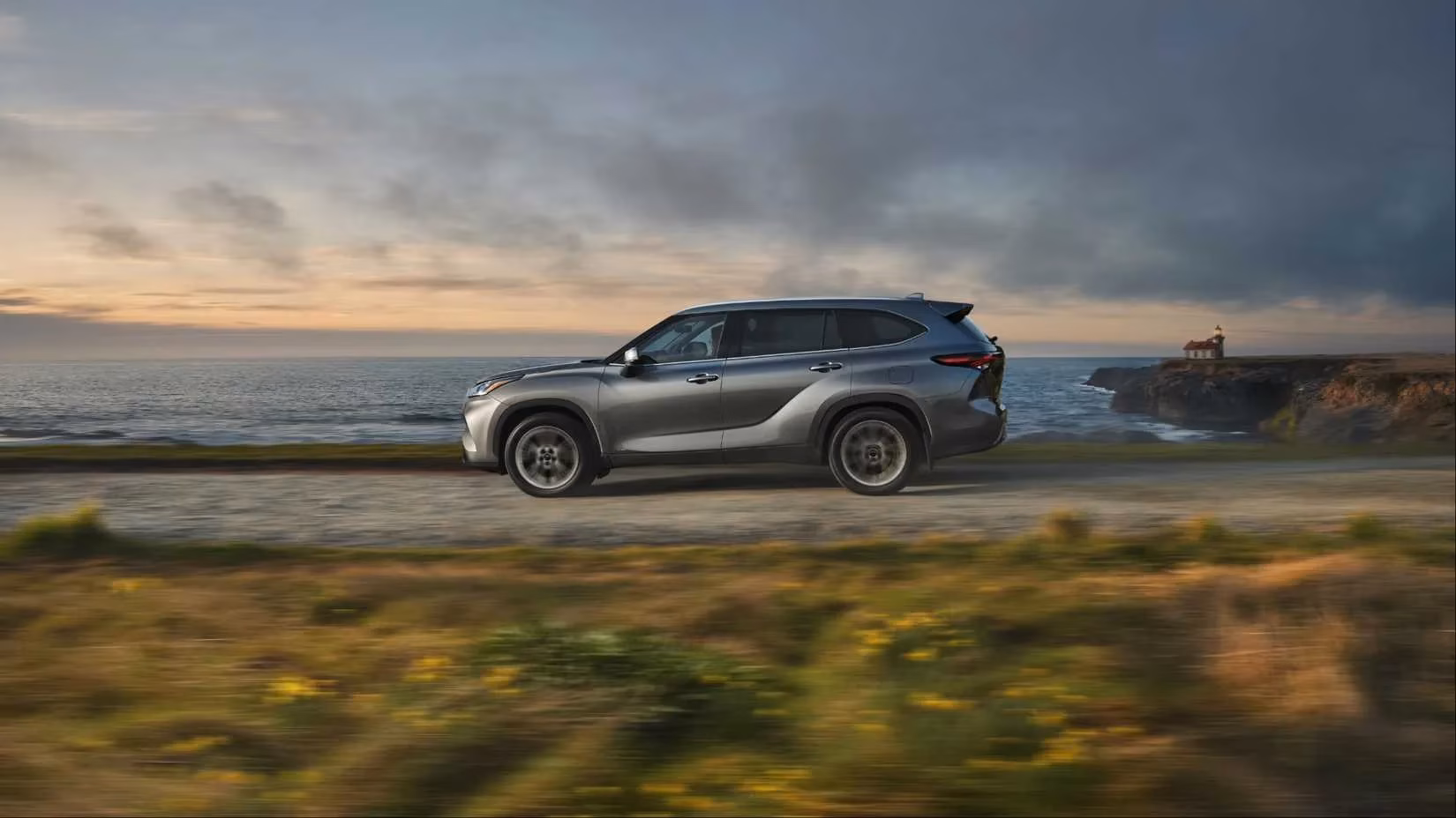 2026-toyota-highlander-review-awd-standard-price-goes-up-but-is-it-worth-it-image-0