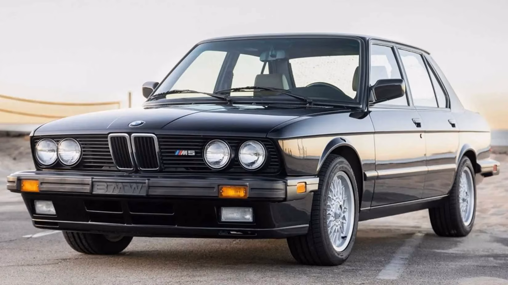 the-genesis-of-a-genre-how-the-1984-bmw-e28-m5-redefined-the-luxury-sports-sedan-image-0