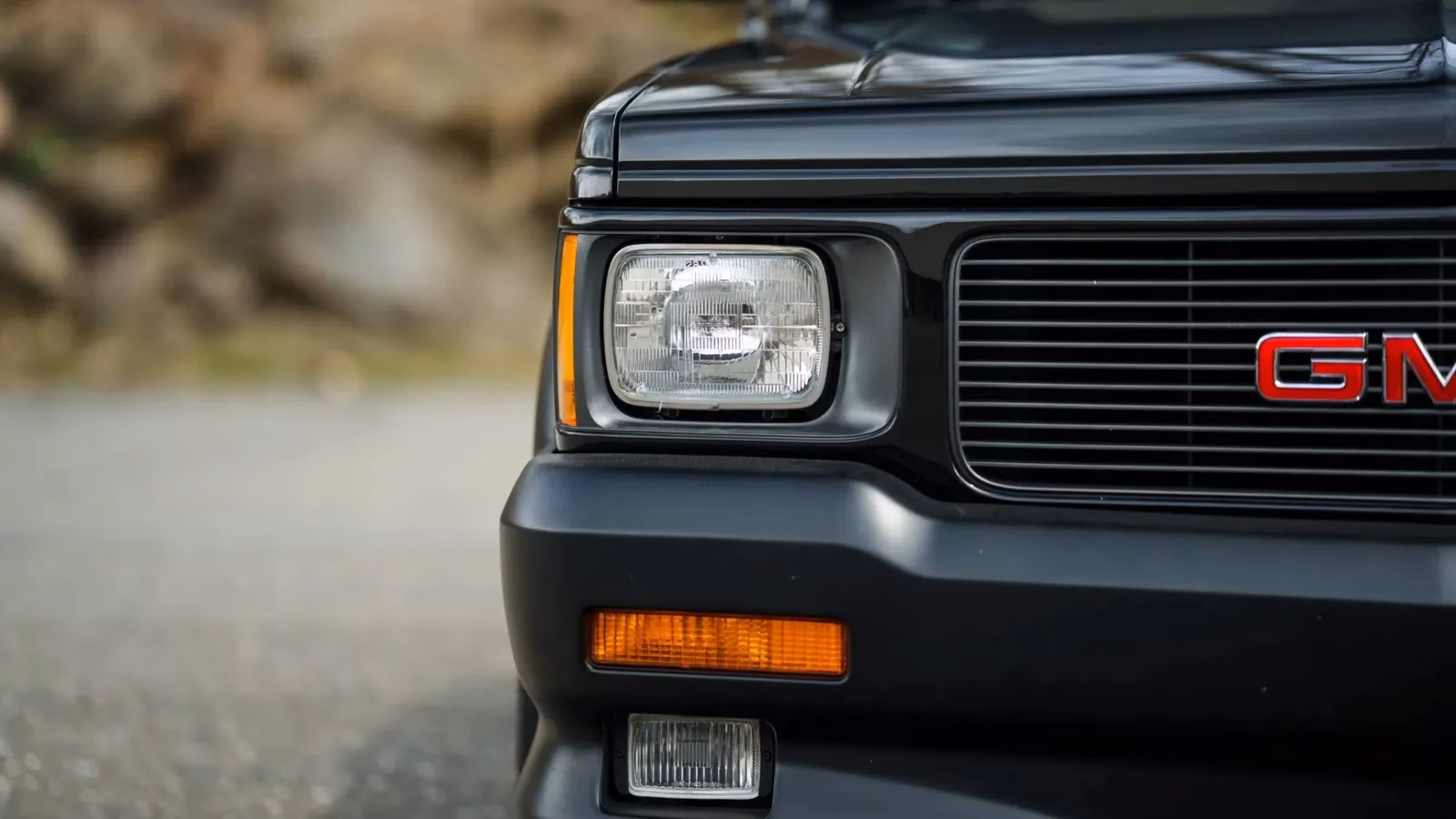 the-gmc-syclone-the-turbocharged-pickup-that-humiliated-ferraris-and-redefined-performance-trucks-image-0
