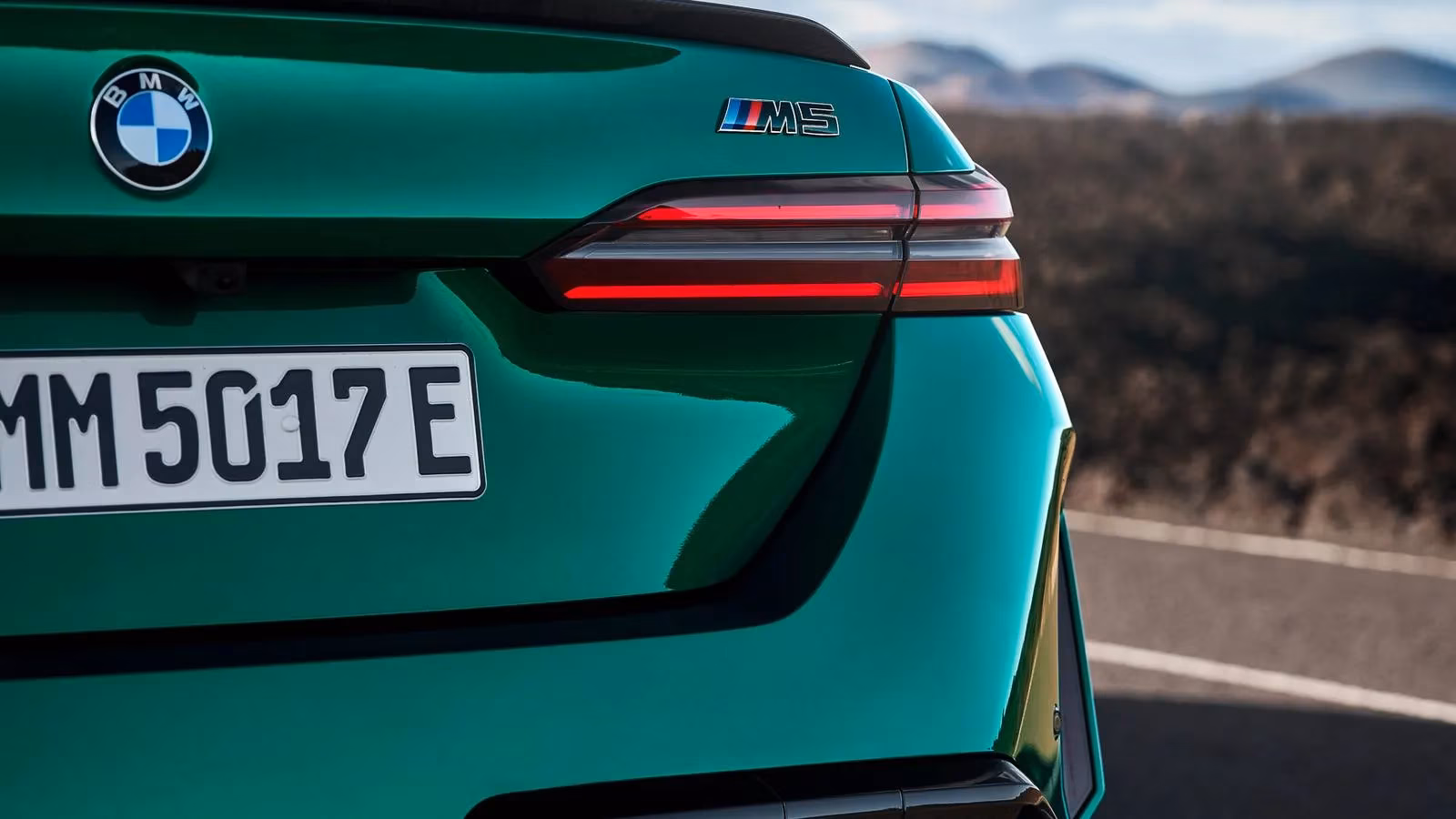 2025-bmw-m5-gains-11-kw-charging-and-enhanced-plug-in-hybrid-flexibility-image-0